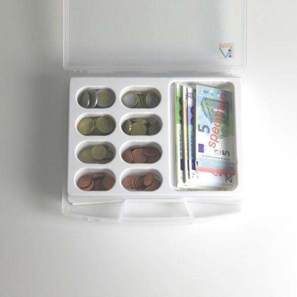 Χρήματα EURO σε βαλιτσάκι