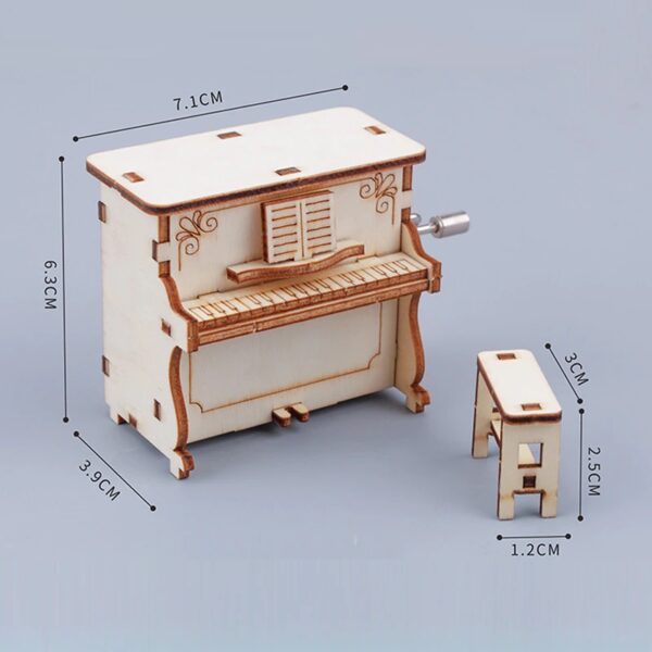 Piano with crank handle (Πιάνο με μανιβέλα)